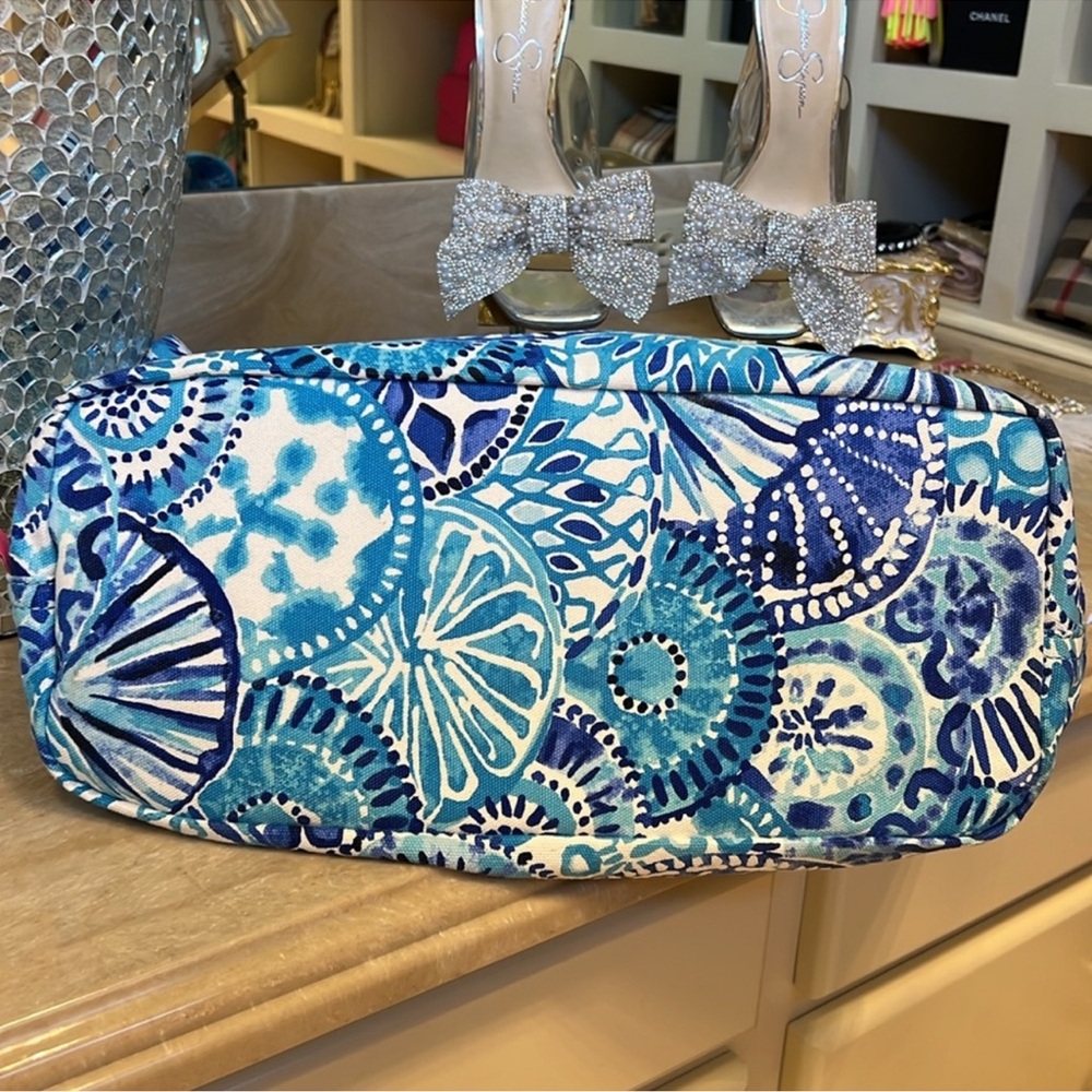 NEW Lilly Pulitzer Half Shell With Pom Poms Tote Bag Purse Carry-On Luggage - Picture 6 of 6